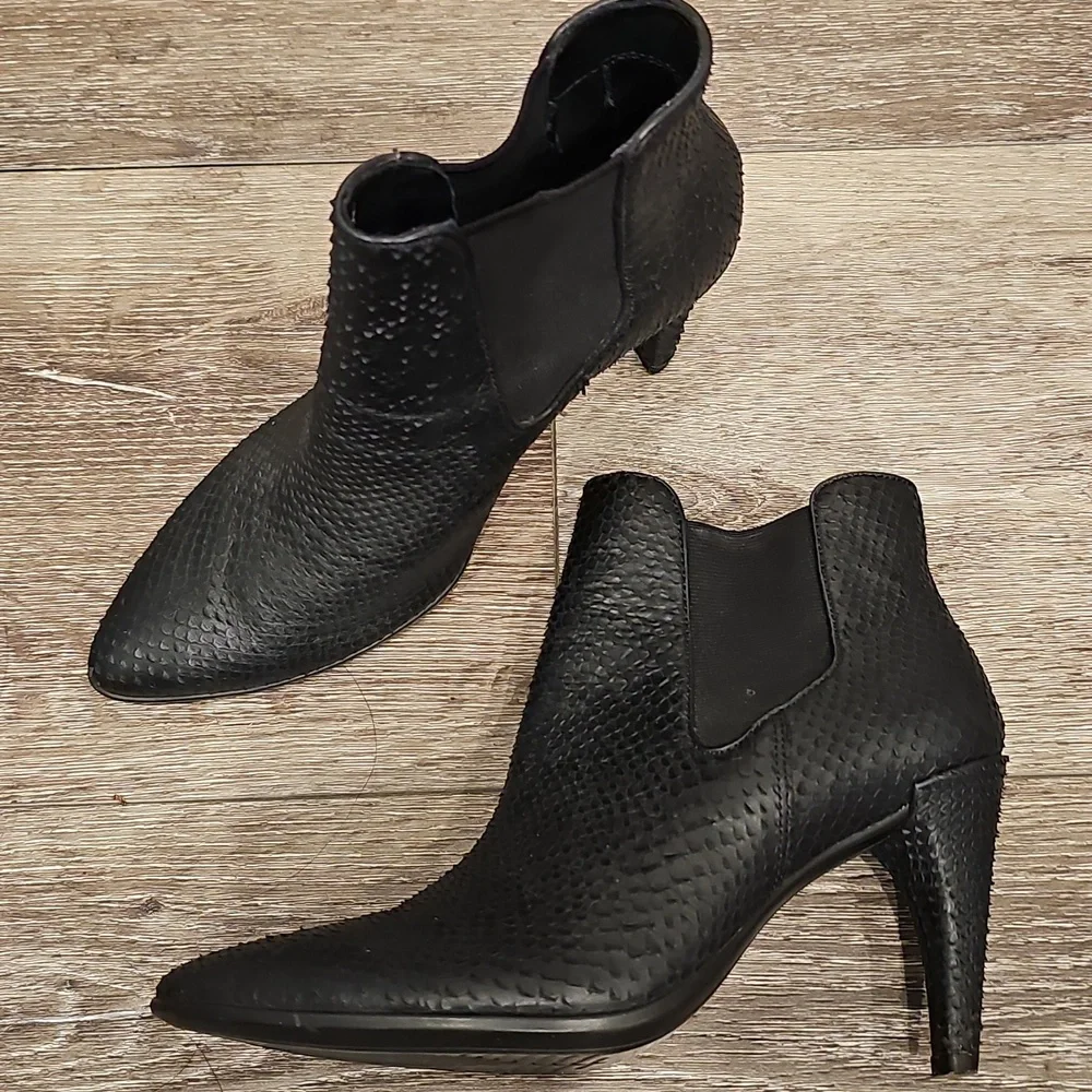 [Like New] ECCO Black Leather Snakeskin Textured Ankle Booties Sz 36